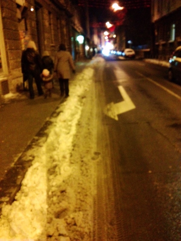 Preradovićeva: ovo je rub ceste koji je inače namijenjen biciklistima - potpuno neprohodan